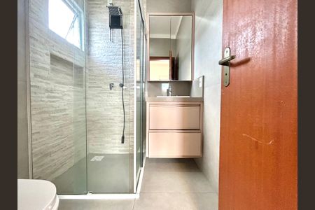 Casa de condomínio para alugar com 210m², 3 quartos e 2 vagasBanheiro suíte 