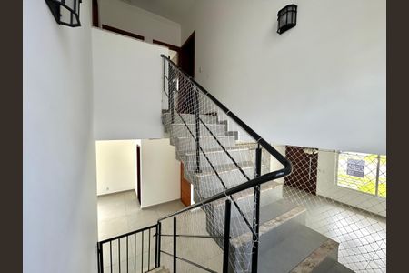 Casa de condomínio para alugar com 210m², 3 quartos e 2 vagasEscada