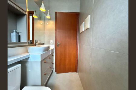 Casa de condomínio para alugar com 210m², 3 quartos e 2 vagasBanheiro Social