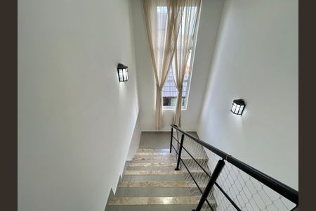 Casa de condomínio para alugar com 210m², 3 quartos e 2 vagasEscada