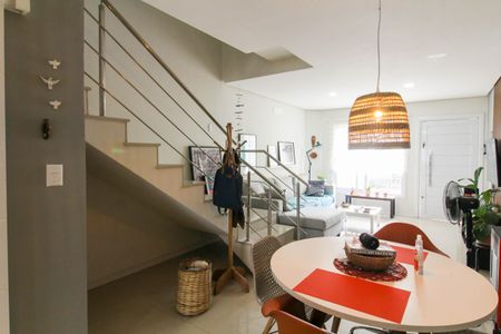 Casa à venda com 75m², 2 quartos e 2 vagas Casa à venda com 75m², 2 quartos e 2 vagasSala