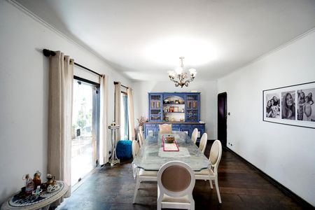 Casa à venda com 429m², 8 quartos e 2 vagas Casa à venda com 429m², 8 quartos e 2 vagasSala