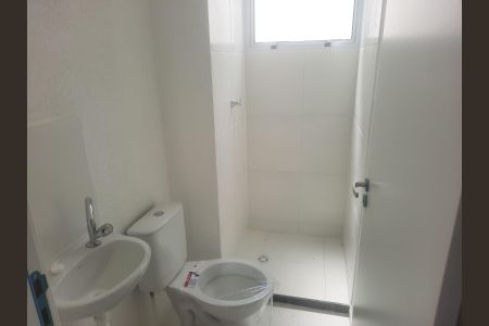Banheiro de apartamento para alugar com 2 quartos, 50m² em Santa Cruz, Rio de Janeiro