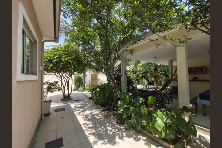 Casa de condomínio à venda com 253m², 4 quartos e 3 vagas