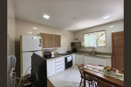 Casa de condomínio à venda com 253m², 4 quartos e 3 vagas