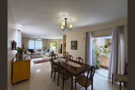 Casa de condomínio à venda com 253m², 4 quartos e 3 vagas