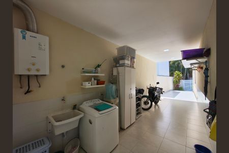 Casa de condomínio à venda com 253m², 4 quartos e 3 vagas