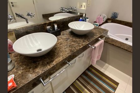 Apartamento à venda com 166m², 3 quartos e 1 vagaBanheiro da Suíte