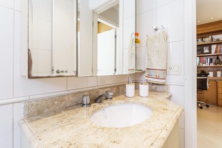 Casa à venda com 224m², 4 quartos e 4 vagas Casa à venda com 224m², 4 quartos e 4 vagasBanheiro Social