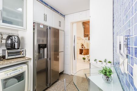 Casa à venda com 224m², 4 quartos e 4 vagas Casa à venda com 224m², 4 quartos e 4 vagasCozinha