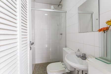 Casa à venda com 224m², 4 quartos e 4 vagas Casa à venda com 224m², 4 quartos e 4 vagasBanheiro de serviço