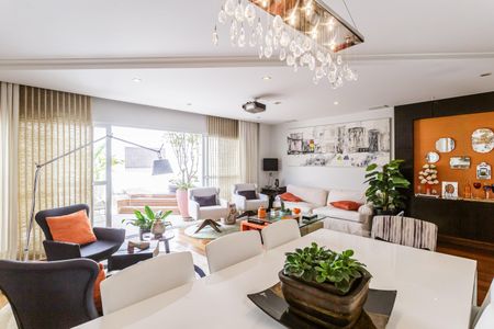 Casa à venda com 224m², 4 quartos e 4 vagas Casa à venda com 224m², 4 quartos e 4 vagasSala