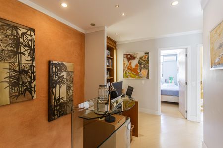 Casa à venda com 224m², 4 quartos e 4 vagas Casa à venda com 224m², 4 quartos e 4 vagasEscritório