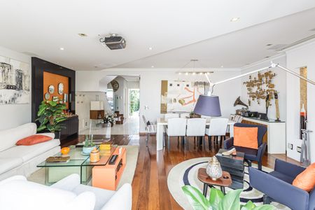 Casa à venda com 224m², 4 quartos e 4 vagas Casa à venda com 224m², 4 quartos e 4 vagasSala