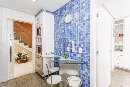 Casa à venda com 224m², 4 quartos e 4 vagas Casa à venda com 224m², 4 quartos e 4 vagasCozinha