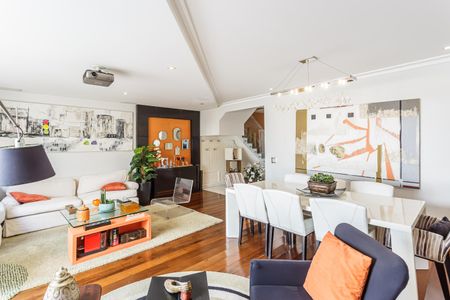 Casa à venda com 224m², 4 quartos e 4 vagas Casa à venda com 224m², 4 quartos e 4 vagasSala
