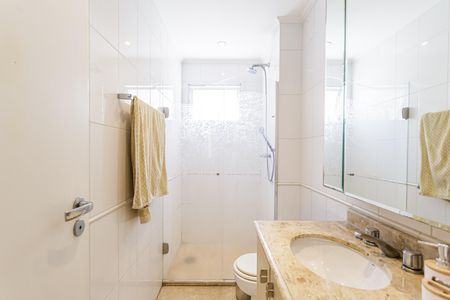 Casa à venda com 224m², 4 quartos e 4 vagas Casa à venda com 224m², 4 quartos e 4 vagasBanheiro Social