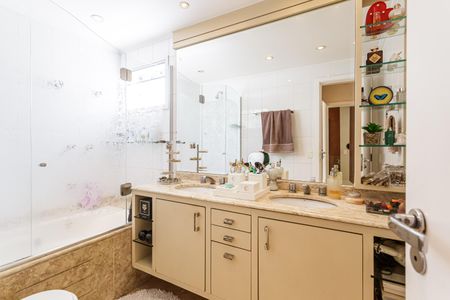 Casa à venda com 224m², 4 quartos e 4 vagas Casa à venda com 224m², 4 quartos e 4 vagasBanheiro da Suíte