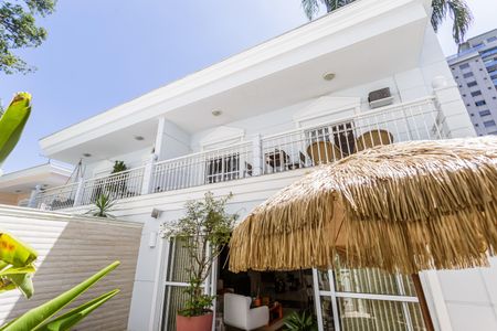 Casa à venda com 224m², 4 quartos e 4 vagas Casa à venda com 224m², 4 quartos e 4 vagasTerraço