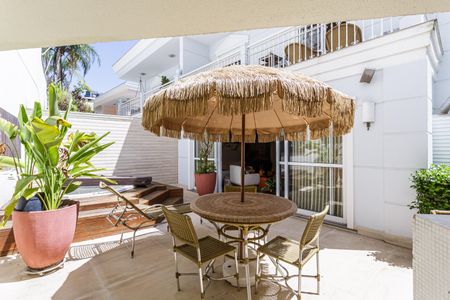 Casa à venda com 224m², 4 quartos e 4 vagas Casa à venda com 224m², 4 quartos e 4 vagasTerraço