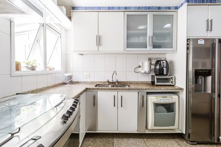 Casa à venda com 224m², 4 quartos e 4 vagas Casa à venda com 224m², 4 quartos e 4 vagasCozinha