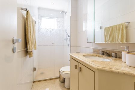 Casa à venda com 224m², 4 quartos e 4 vagas Casa à venda com 224m², 4 quartos e 4 vagasBanheiro Social