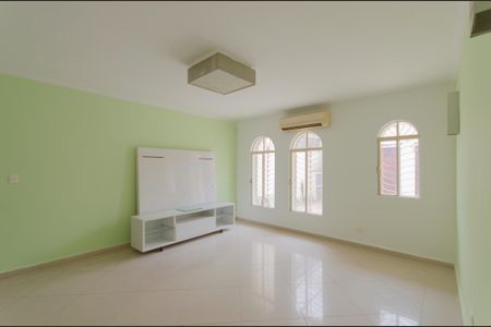 Sala de casa à venda com 5 quartos, 200m² em Mirandópolis, São Paulo