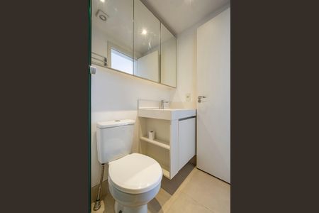 Banheiro de kitnet/studio para alugar com 1 quarto, 30m² em Alto de Pinheiros, São Paulo