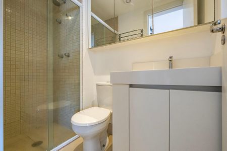 Banheiro de kitnet/studio para alugar com 1 quarto, 30m² em Alto de Pinheiros, São Paulo