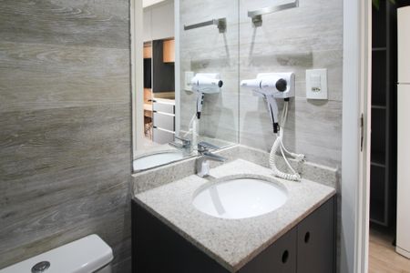 Banheiro de kitnet/studio para alugar com 1 quarto, 25m² em Indianópolis, São Paulo