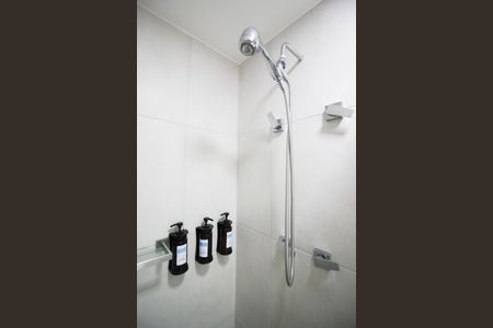 Banheiro de kitnet/studio para alugar com 1 quarto, 25m² em Indianópolis, São Paulo