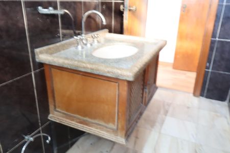 Casa à venda com 215m², 3 quartos e 2 vagasBanheiro suite