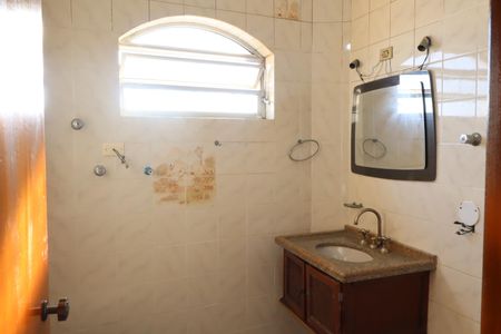 Casa à venda com 215m², 3 quartos e 2 vagasBanheiro Social