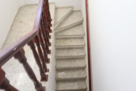 Casa para alugar com 215m², 3 quartos e 2 vagasEscada acesso corredor