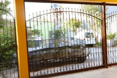 Casa à venda com 215m², 3 quartos e 2 vagasFachada e portão