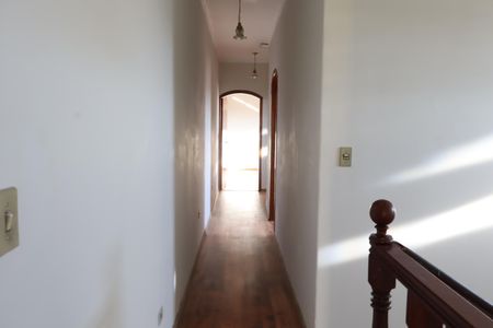 Casa para alugar com 215m², 3 quartos e 2 vagasEscada acesso corredor