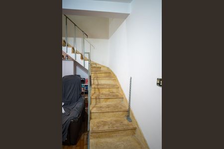 Casa para alugar com 190m², 3 quartos e 2 vagas Casa para alugar com 190m², 3 quartos e 2 vagasEscada