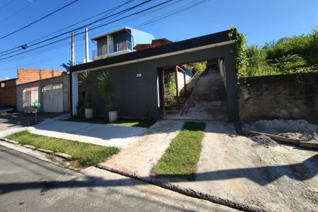 Casa para alugar com 200m², 2 quartos e 2 vagasFachada
