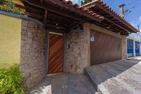 Casa à venda com 430m², 3 quartos e 5 vagas Casa à venda com 430m², 3 quartos e 5 vagasFachada