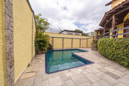 Casa à venda com 430m², 3 quartos e 5 vagas Casa à venda com 430m², 3 quartos e 5 vagasÁrea comum - Piscina