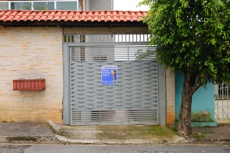 Casa para alugar com 411m², 3 quartos e 6 vagasPlaca instalada no portão do imóvel - Código da placa: YEQA-476