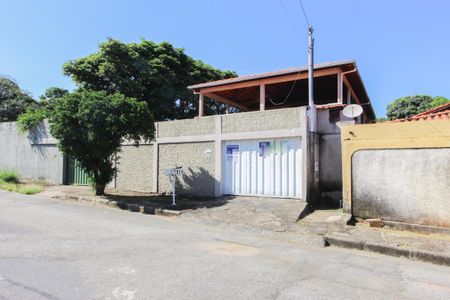 Casa à venda com 98m², 4 quartos e 4 vagasFachada