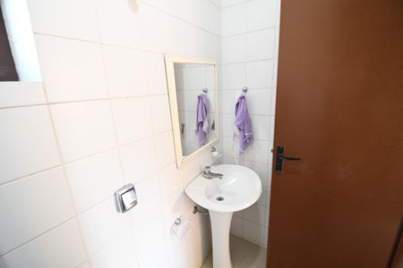 Casa à venda com 370m², 4 quartos e 4 vagasBanheiro de serviço