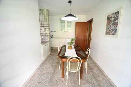 Casa à venda com 370m², 4 quartos e 4 vagasCozinha / Copa