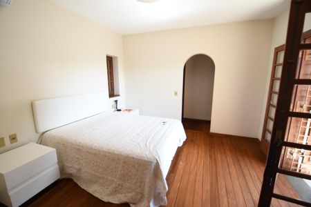 Casa à venda com 370m², 4 quartos e 4 vagasQuarto 4 - Suíte