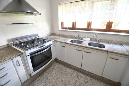 Casa à venda com 370m², 4 quartos e 4 vagasCozinha
