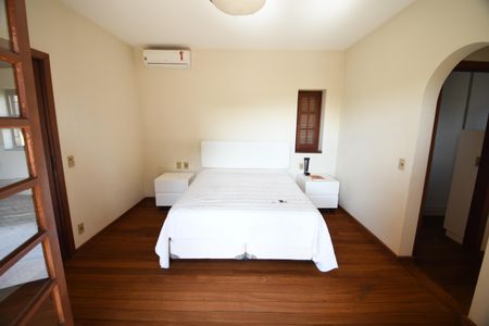 Casa à venda com 370m², 4 quartos e 4 vagasQuarto 4 - Suíte