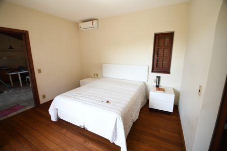 Casa à venda com 370m², 4 quartos e 4 vagasQuarto 4 - Suíte
