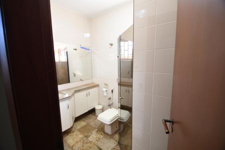 Casa à venda com 370m², 4 quartos e 4 vagasBanheiro Social