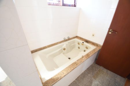 Casa à venda com 370m², 4 quartos e 4 vagasBanheiro Suíte